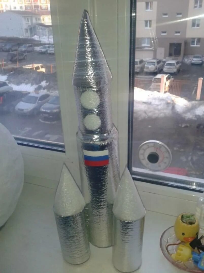 Ракета из фольги ко дню космонавтики. Ракета поделка. Космическая ракета поделка. Макет ракеты из бутылки. Космическая ракета из подручных материалов.