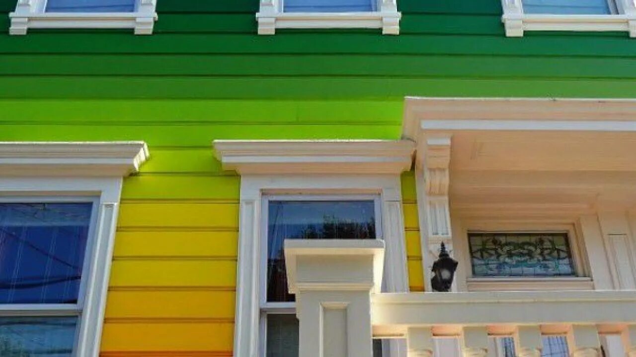 Покрасить дом деревянный по старой краске. Фасадные краски для деревянных домов. Краска для фасада деревянного дома. Покраска деревянного дома снаружи. Деревянный дом покрашенный краской.