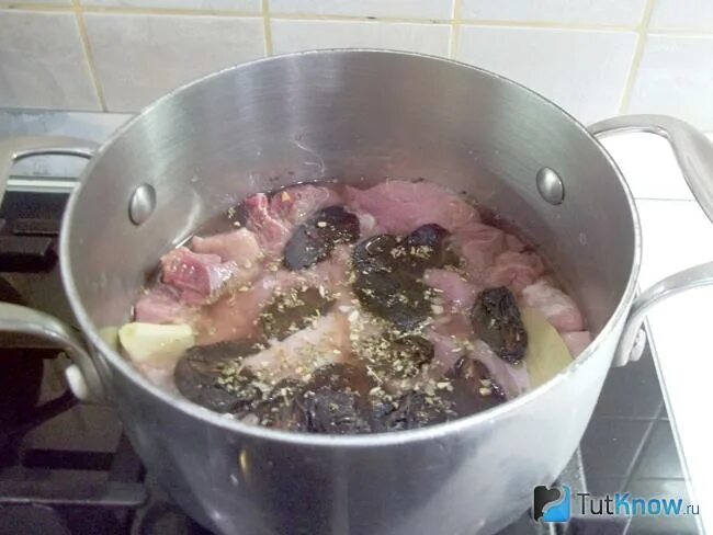 Рецепты мяса в кастрюле свинина. Тушёная свинина в кастрюле. Потушить мясо в кастрюле на плите. Мясо в собственном соку в кастрюле. Потушить свинину в кастрюле в духовке.