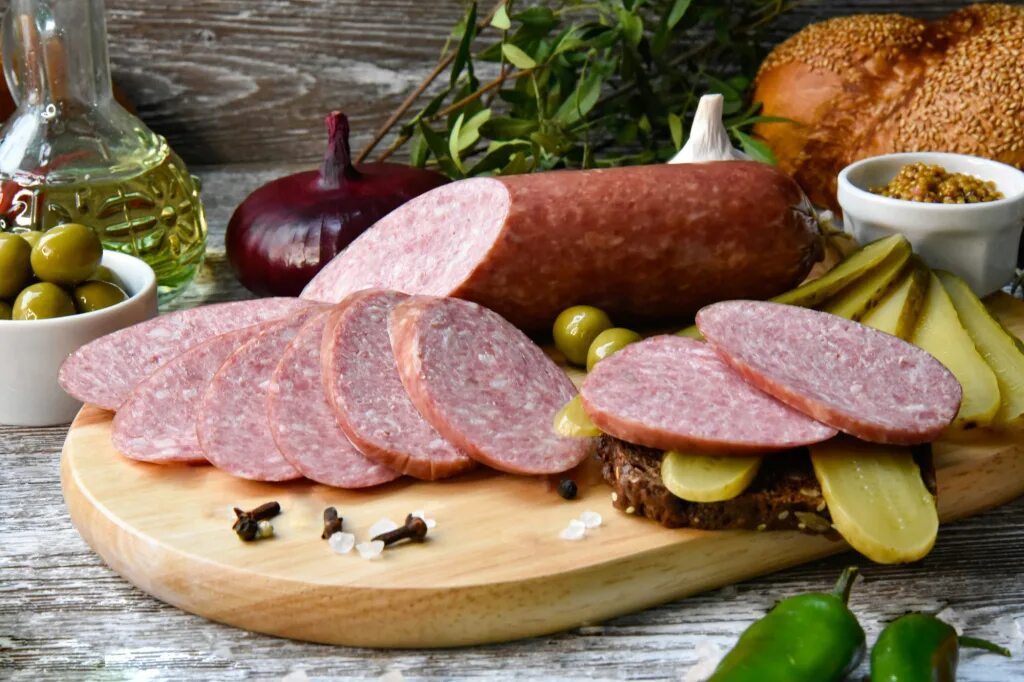 Домашняя колбаса. Обычная колбаса. Полукопченые колбасы краковской. Колбаса сервелат салями. Колбаса сыровяленая сальчичон черкизово.