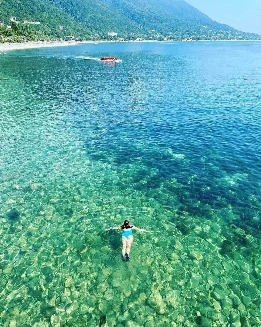 Какое море в абхазии. Абхазия море. по кайфу абхазия. кайфует на каспийском море.