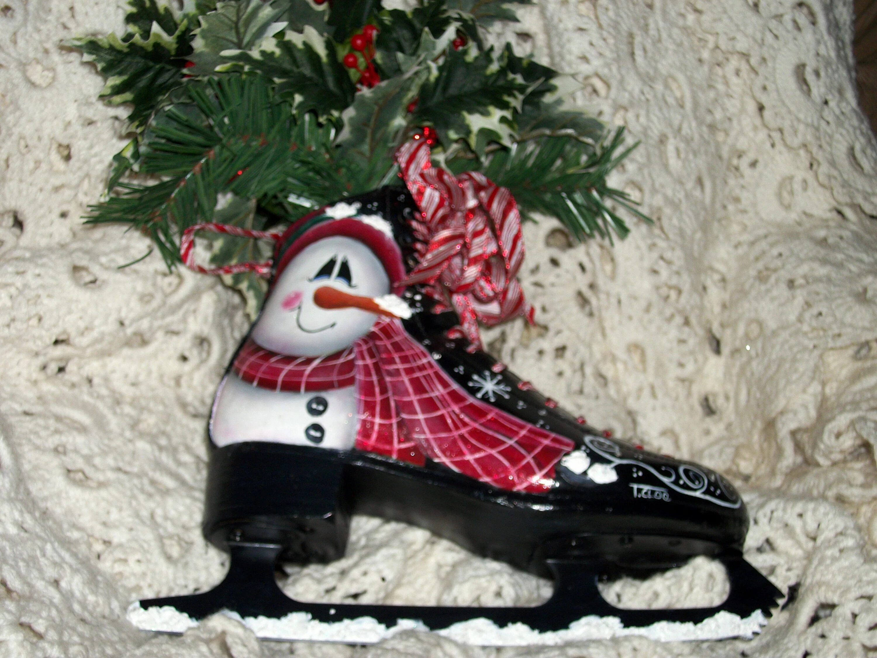Украсить коньки. Новогодние коньки. Поделка коньки. Снеговик на коньках поделка. Снеговичок на коньках поделка.