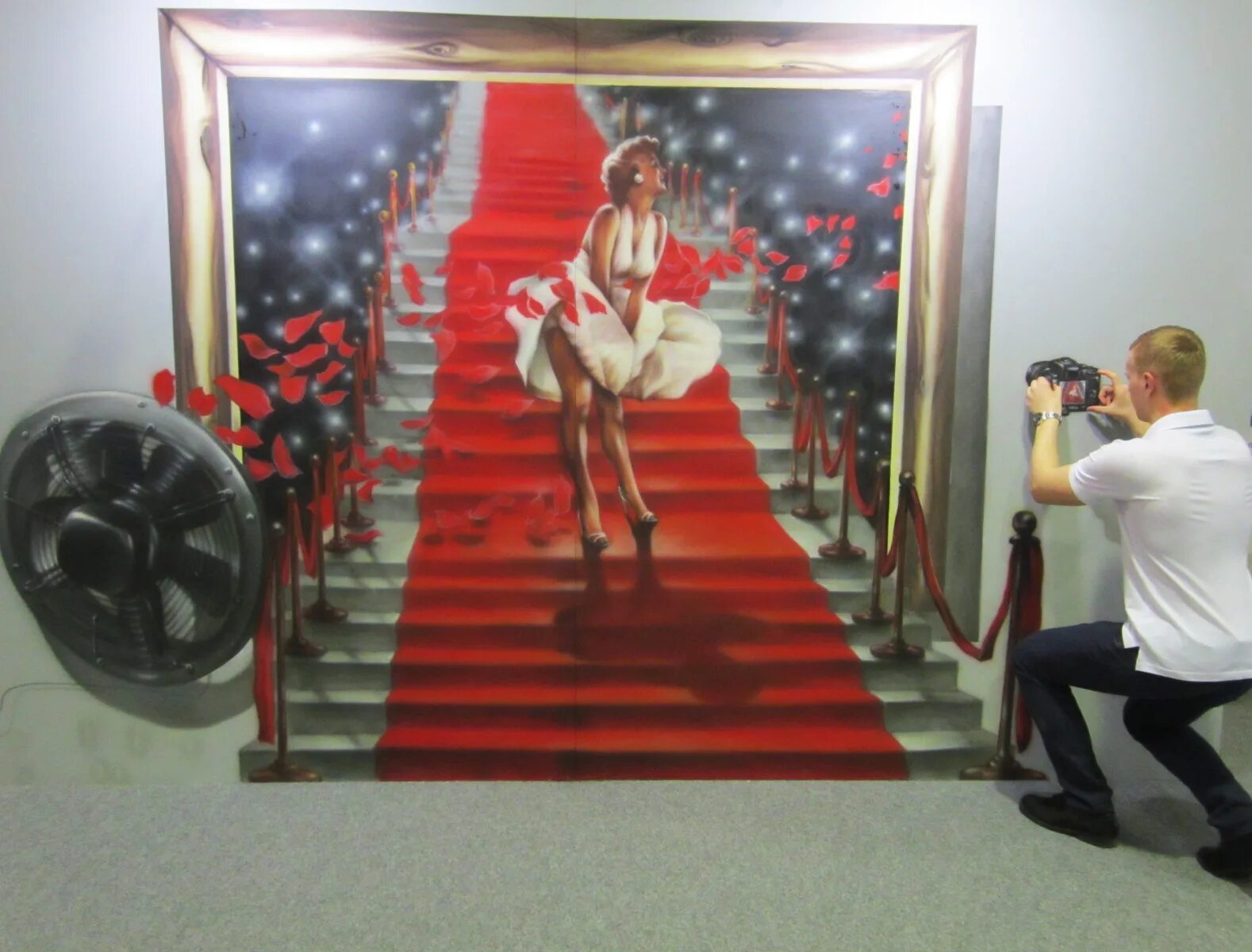 3д баннеры. Баннер с 3d эффектом. Интерактивная фотозона. Фотозона на выставке. Фотозона для выставки картин.