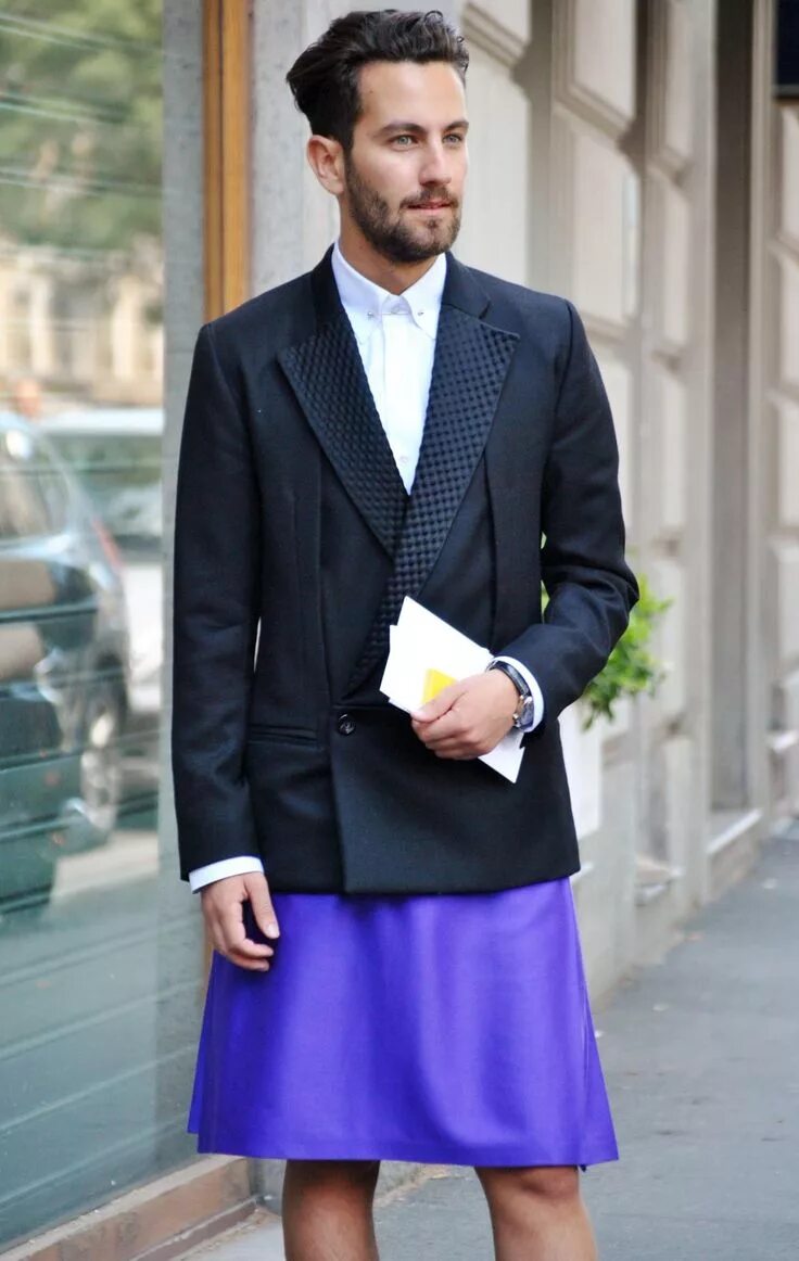Мужчина в юбке карандаш сидит. Мужская юбка. Men wearing skirts. Мужская юбка. Мужчины в юбках стильно.