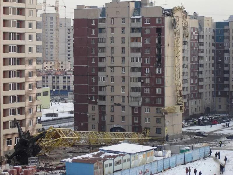 Упал кран в питере. Упал кран на камышовой улице. упал башенный кран в спб. упал кран в санкт-петербурге на камышовой. падение башенного крана камышовая улица.