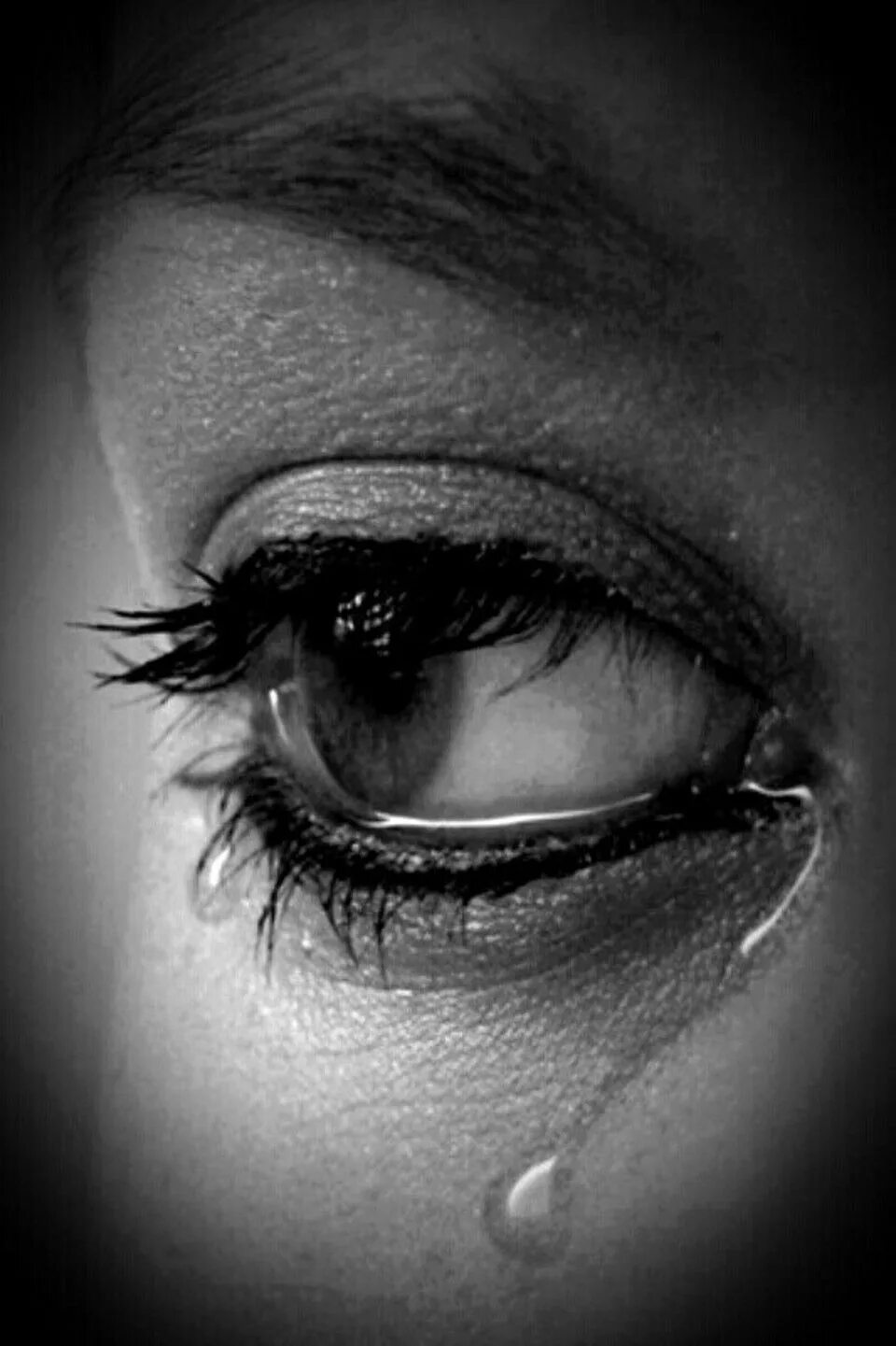 Музыка грустные глаза. Женский глаз со слезой. Грустные глаза. Плачущий глаз. Грустные женские глаза.