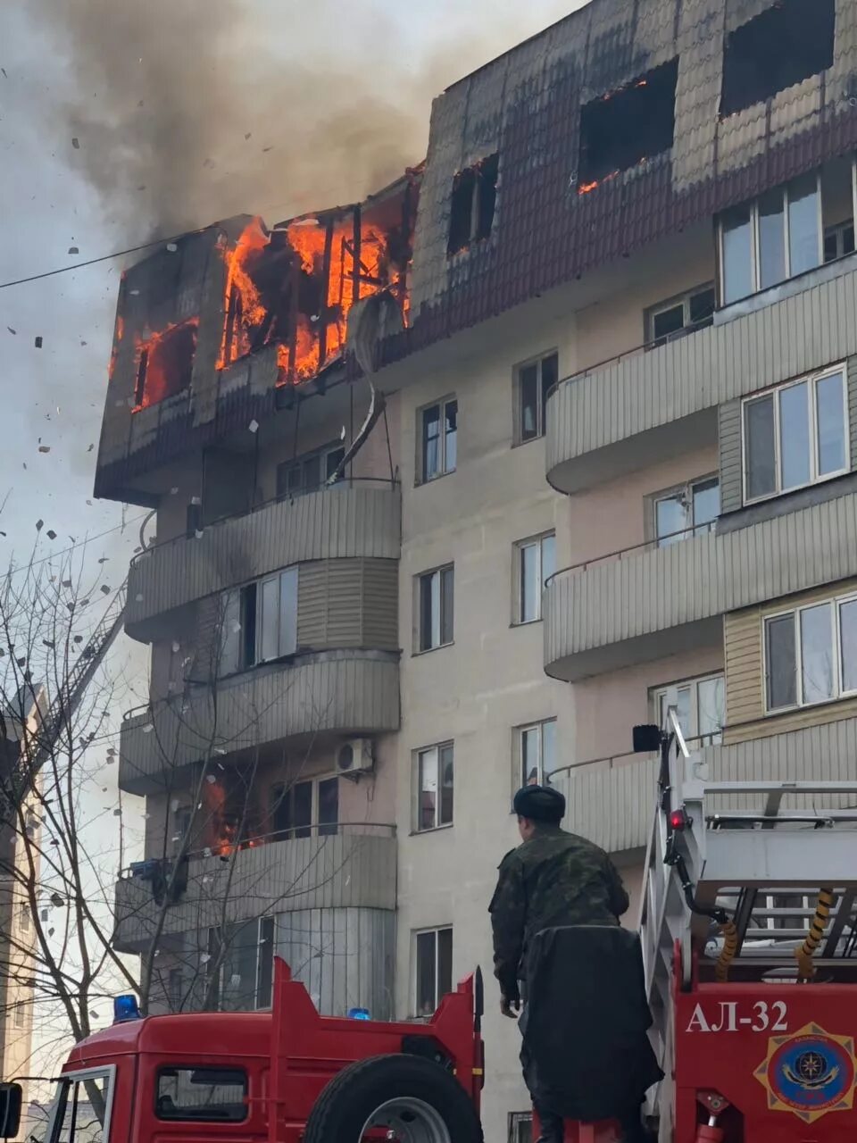 Пожар в многоэтажке. Пожар в Алматы. Алматы сгорел. Алматы пожар в многоэтажке. Буря в алматы сегодня