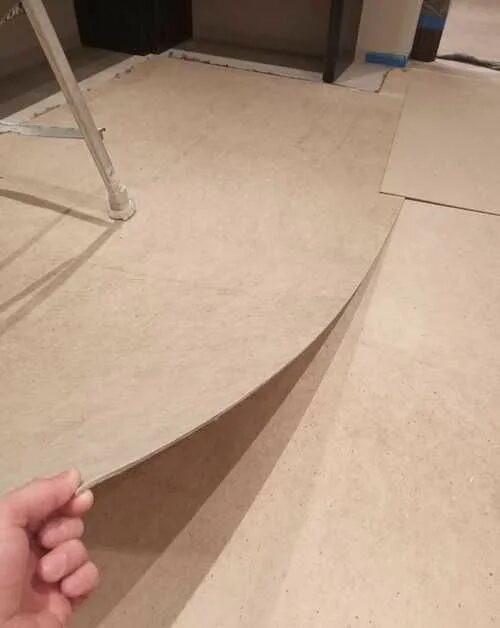 Оргалит линолеум. Дсп на пол под линолеум. Двп под линолеум. Оргалит на пол. Дсп под линолеум на деревянный пол.