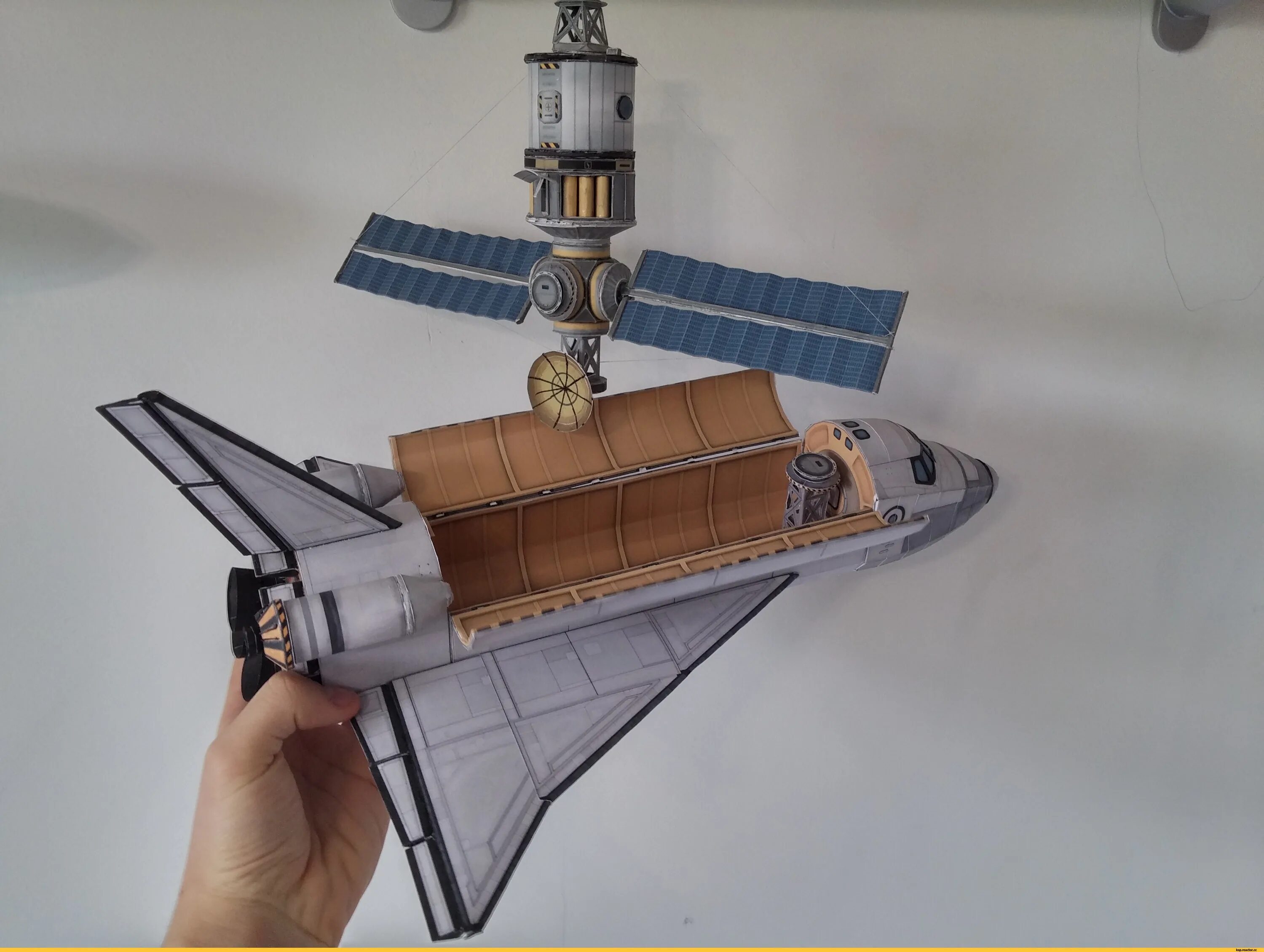 Как сделать космический аппарат. Модели космических кораблей из картона. Космическиймкорабль из бумаги. Макет космического корабля. Космическая станция из картона.