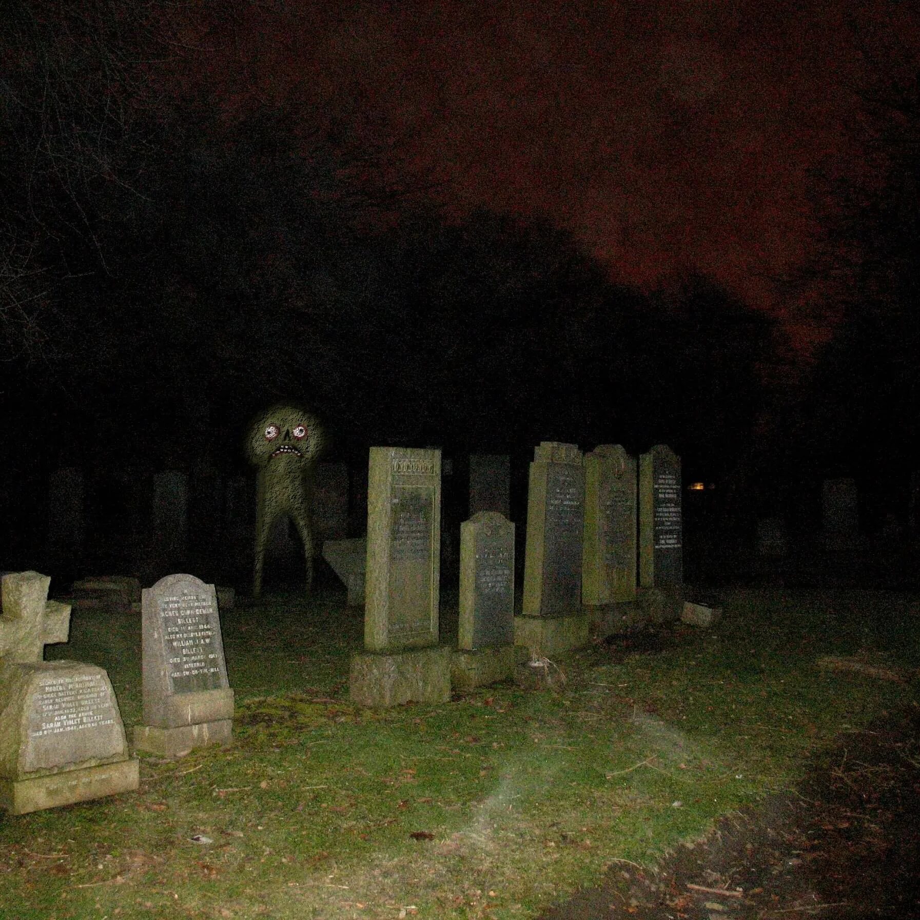 могила на кладбище. призрак мужчины на кладбище. заброшенное кладбище. сон открытая могила. страшное кладбище.