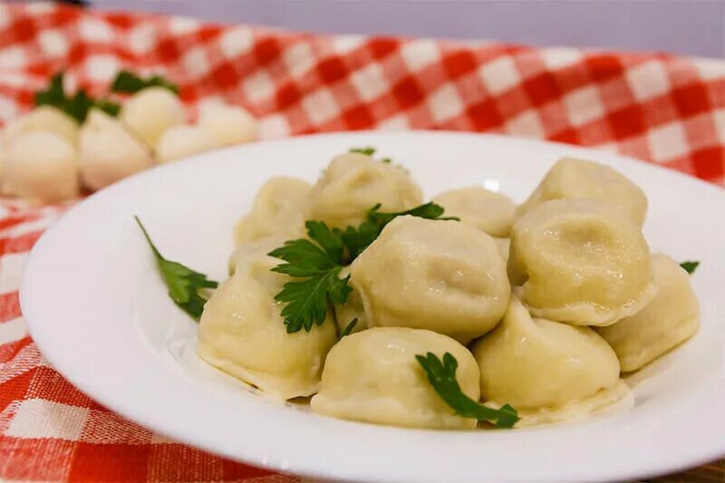 Рецепт мягкие пельмени. Пельмени куриные. Пельмени домашние вкусные. Пельмени и пельменница. Пельмени с курицей.