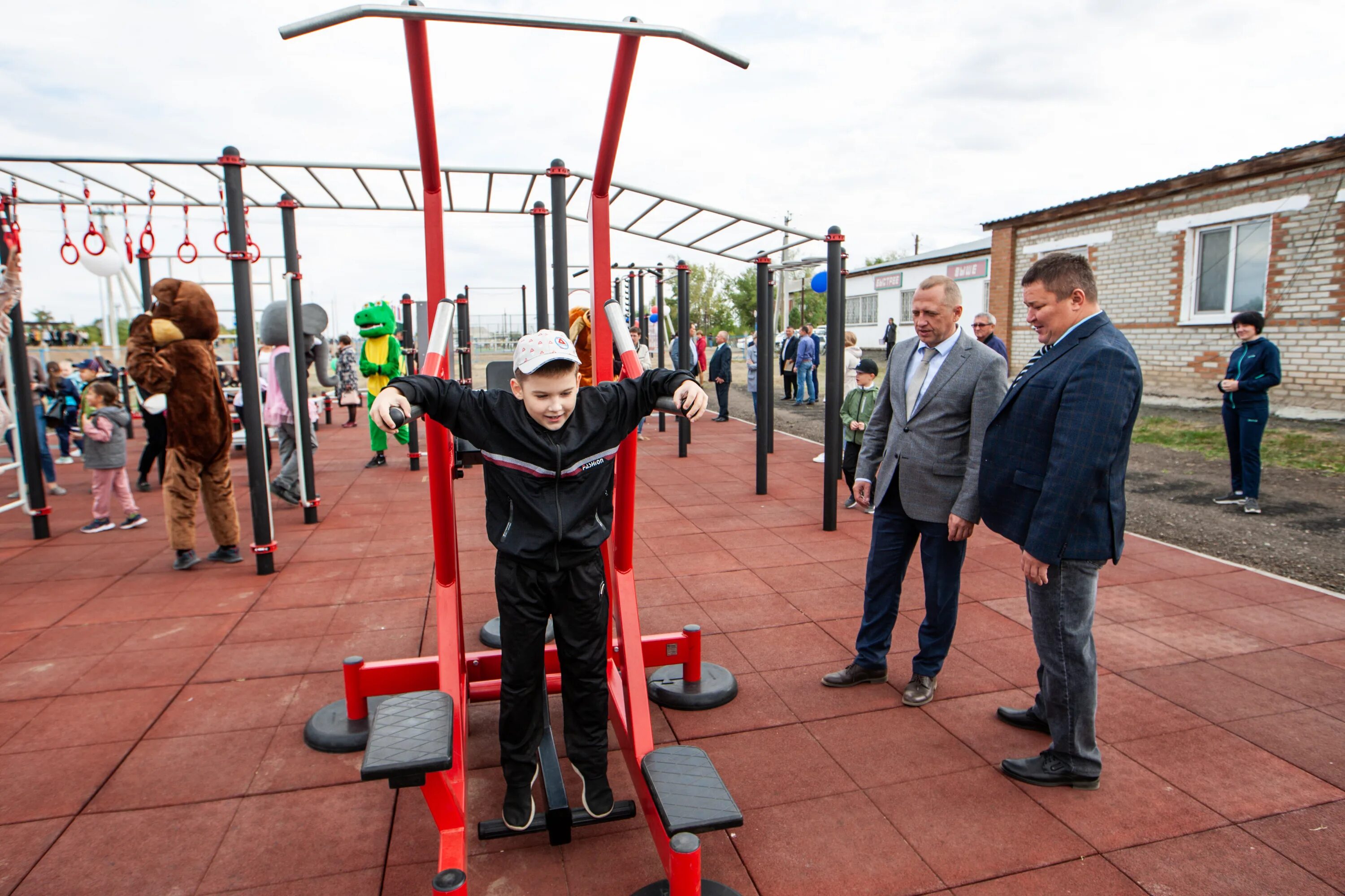 Шебекино набережная тренажеры. Спортплощадка в шебекино. Траволатор метро спортивная питер. Ялта-зай заинск официальный сайт. Площадка в шебекино.