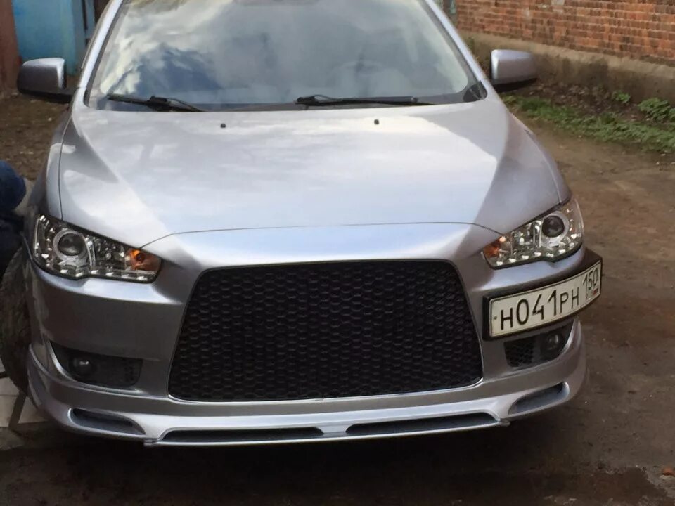 Бампер lancer 10 дорестайл. Mitsubishi lancer 10 серебристый решетка. Решетка радиатора сплошная mitsubishi lancer 10. Бентли стайл решетка лансер 10. Решетка бампера lancer 10.
