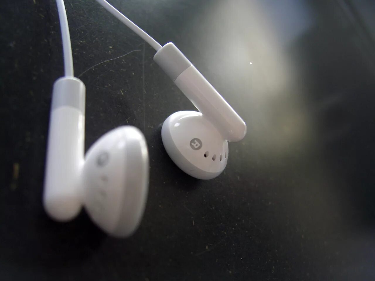 Apple Earphones 2001. Наушники эпл Эволюция. Наушники Apple 2001 года. Старые наушники. Айфоновские наушники к андроиду