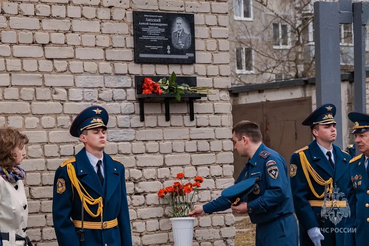 Иваново 17 апреля. Мемориальная доска. Мемориальная доска сво. Военные МЧС. Памятная доска на здании.