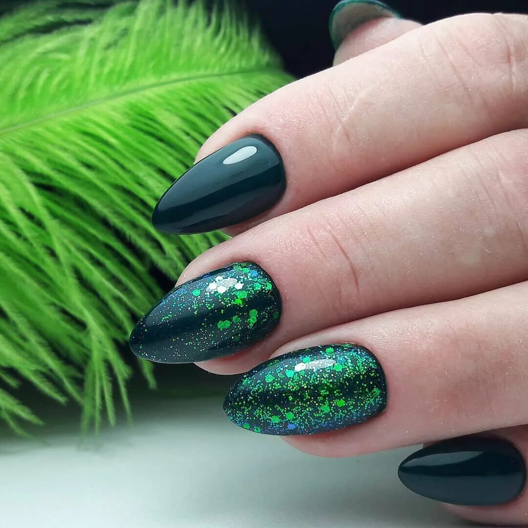 фото зеленого маникюра новогоднего с дизайном. новогодний маникюр зеленого цвета. елка на ногтях. маникюр с елочкой. изумрудный гель лак с шиммером.