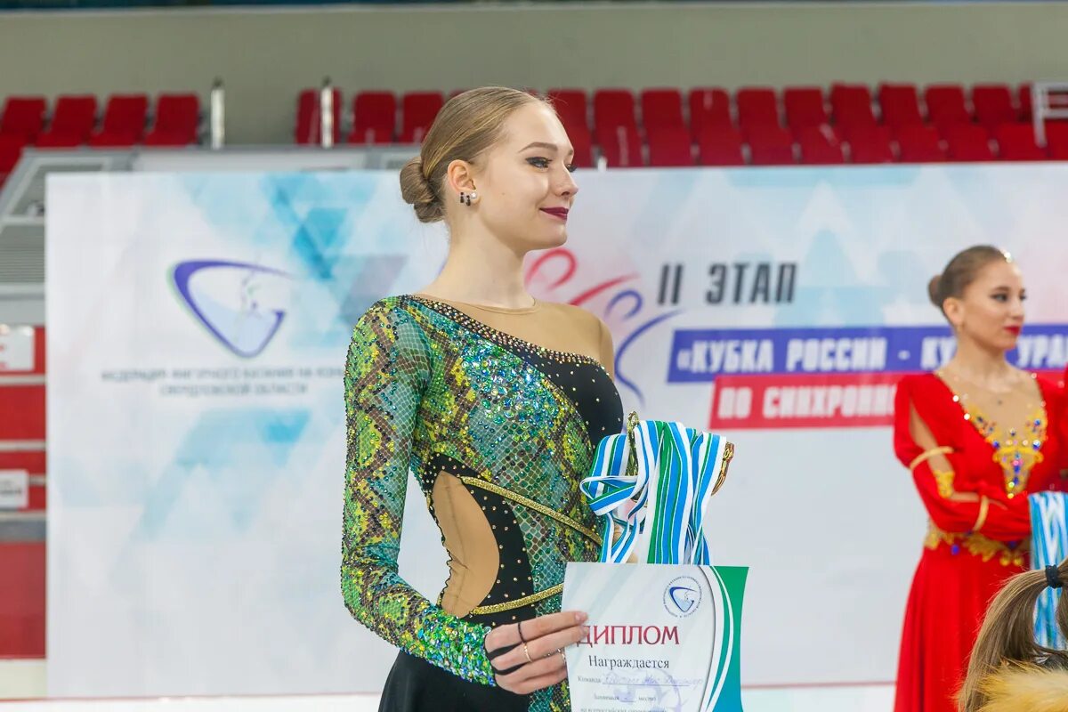 Команда симфония синхронное катание. Синхронное фигурное катание екатеринбург. Синхронное фигурное катание юность. Соревнования по фигурному катанию екатеринбург. Чемпионка по фигурному катанию.