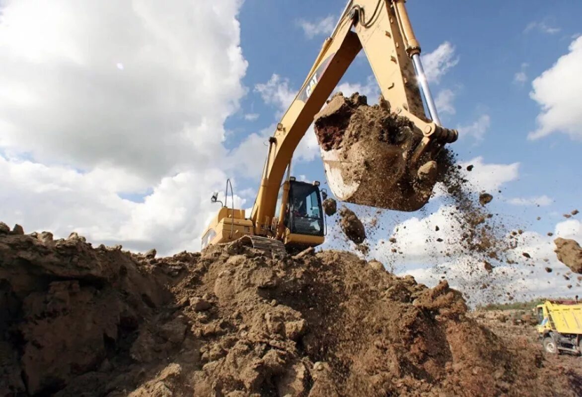 Рытье котлована. Экскаватор роющий землю. Экскаватор мст 544 копка ямы. Трактор копает. Выемка грунта.