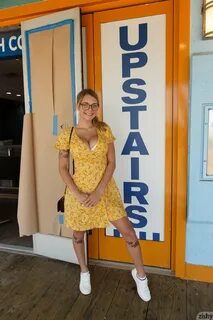 Gabbie Carter в желтом.