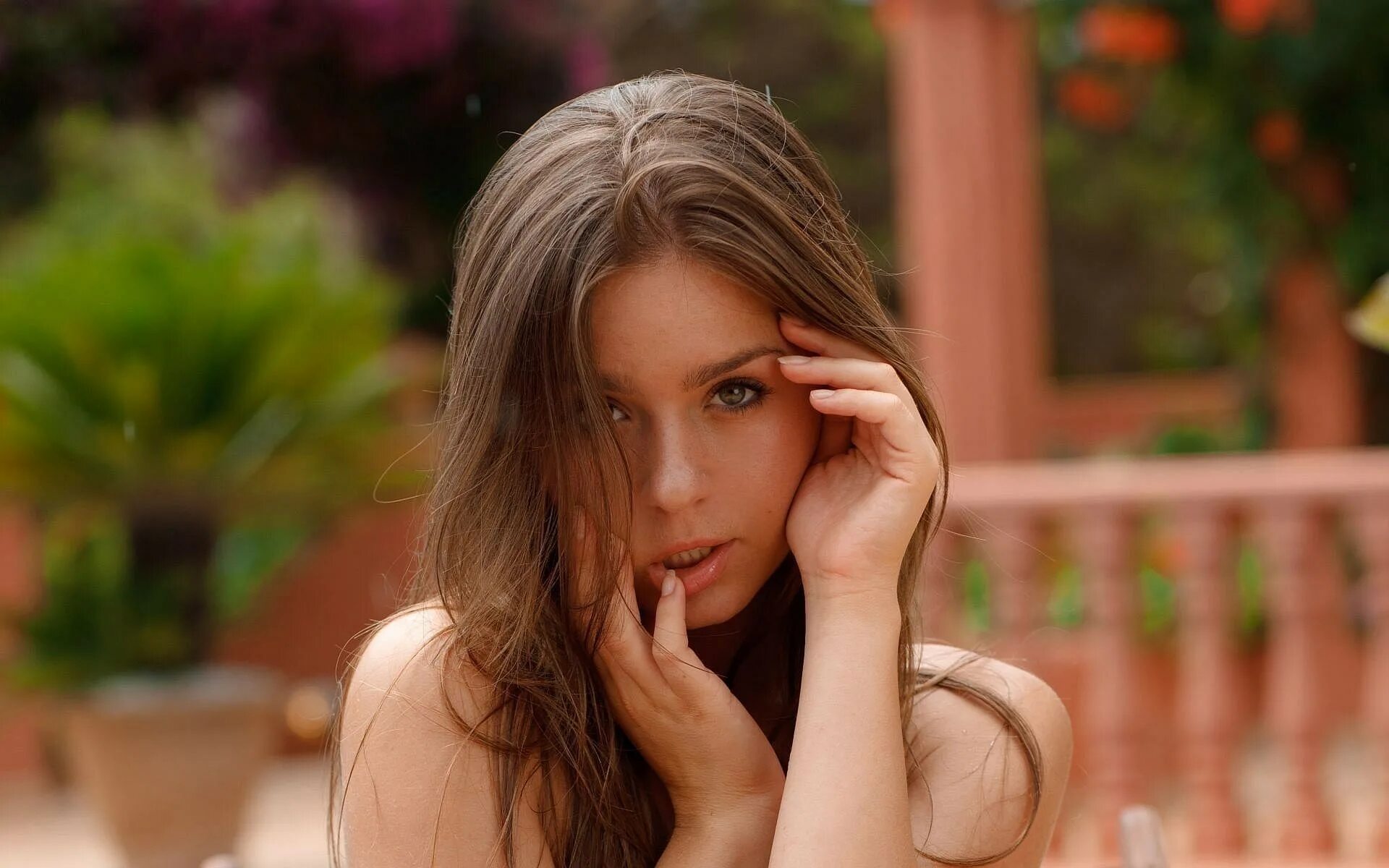 Девушка молится. Парень просит прощения у девушки. Молодая девушка просит. Молодая девушка просит. Raisa lily анастасия пантелеева.