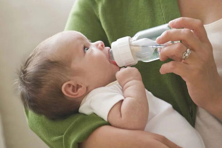 Допаивание ребенка водой. Допаивать грудничка водой. Питье новорожденного ребенка водой. Искусственное вскармливание.