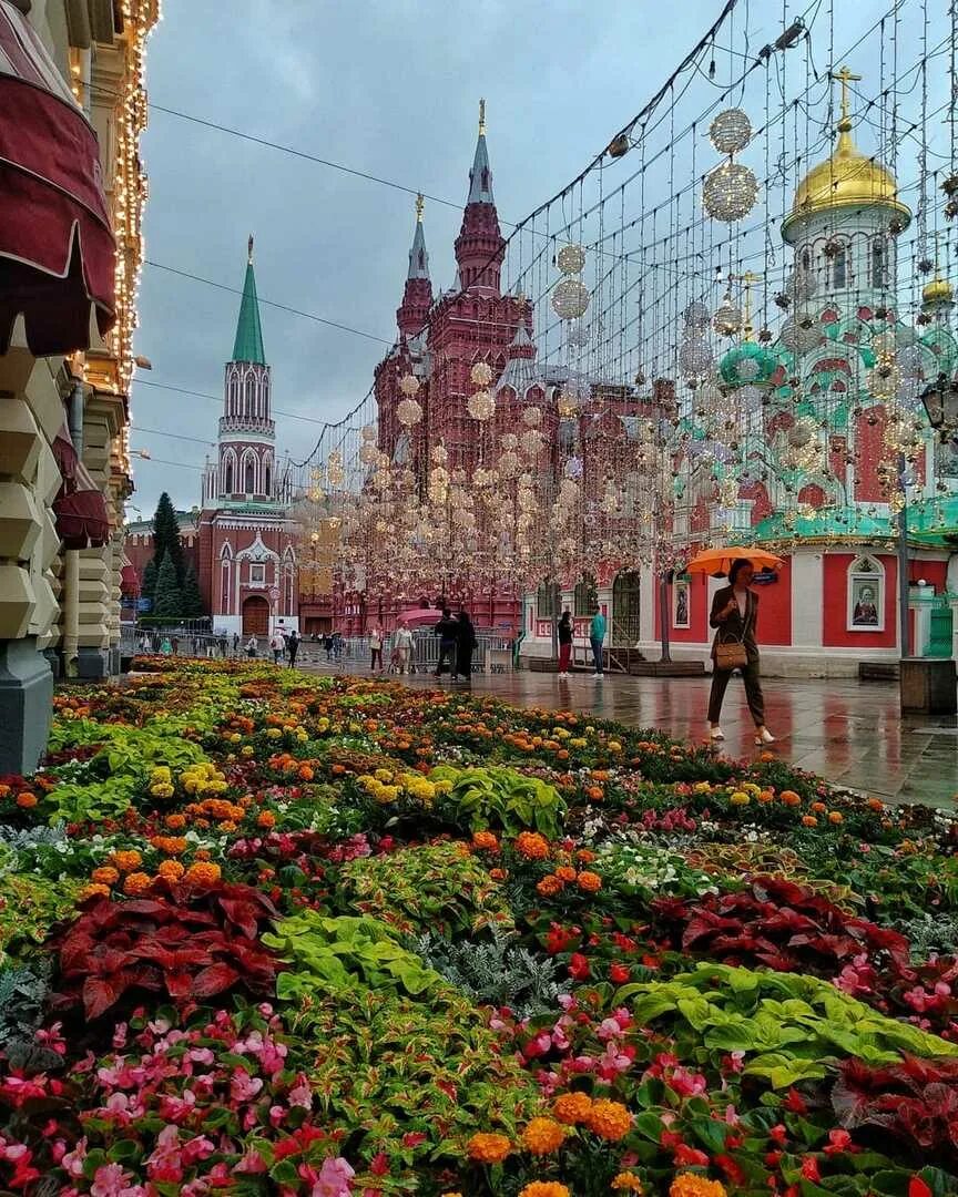 Москва сейчас деревья. Красная площадь около гума. Красная площадь ГУМ лето 2022. ГУМ В Москве на красной площади сейчас. Москва ГУМ лето.