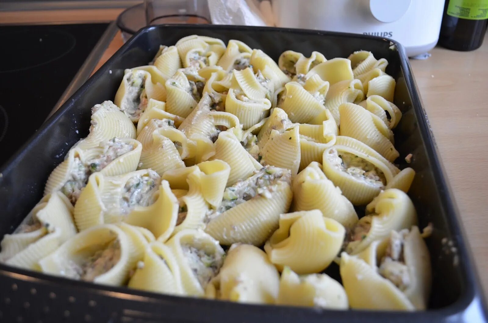Фаршированные макароны ракушки с фаршем. Ракушки в духовке. Ракушки с фаршем в духовке со сливками. Большие макароны ракушки фаршированные. Феллини фаршированные фаршем.