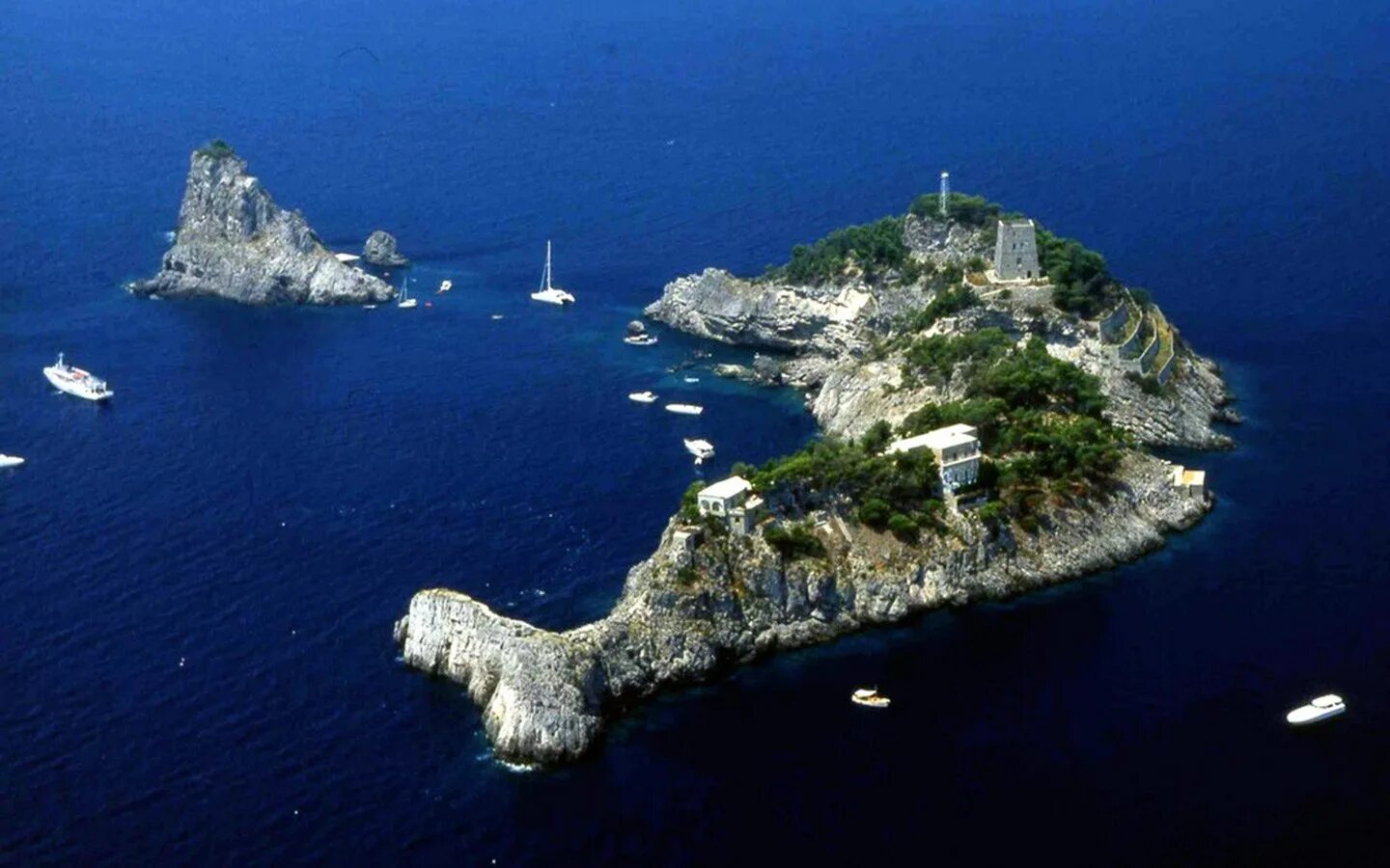 Большой итальянский остров. Остров-Дельфин, побережье Амальфи, Италия. Остров Амальфи Италия. Остров Галло лунго. Остров Сиренузе Италия.