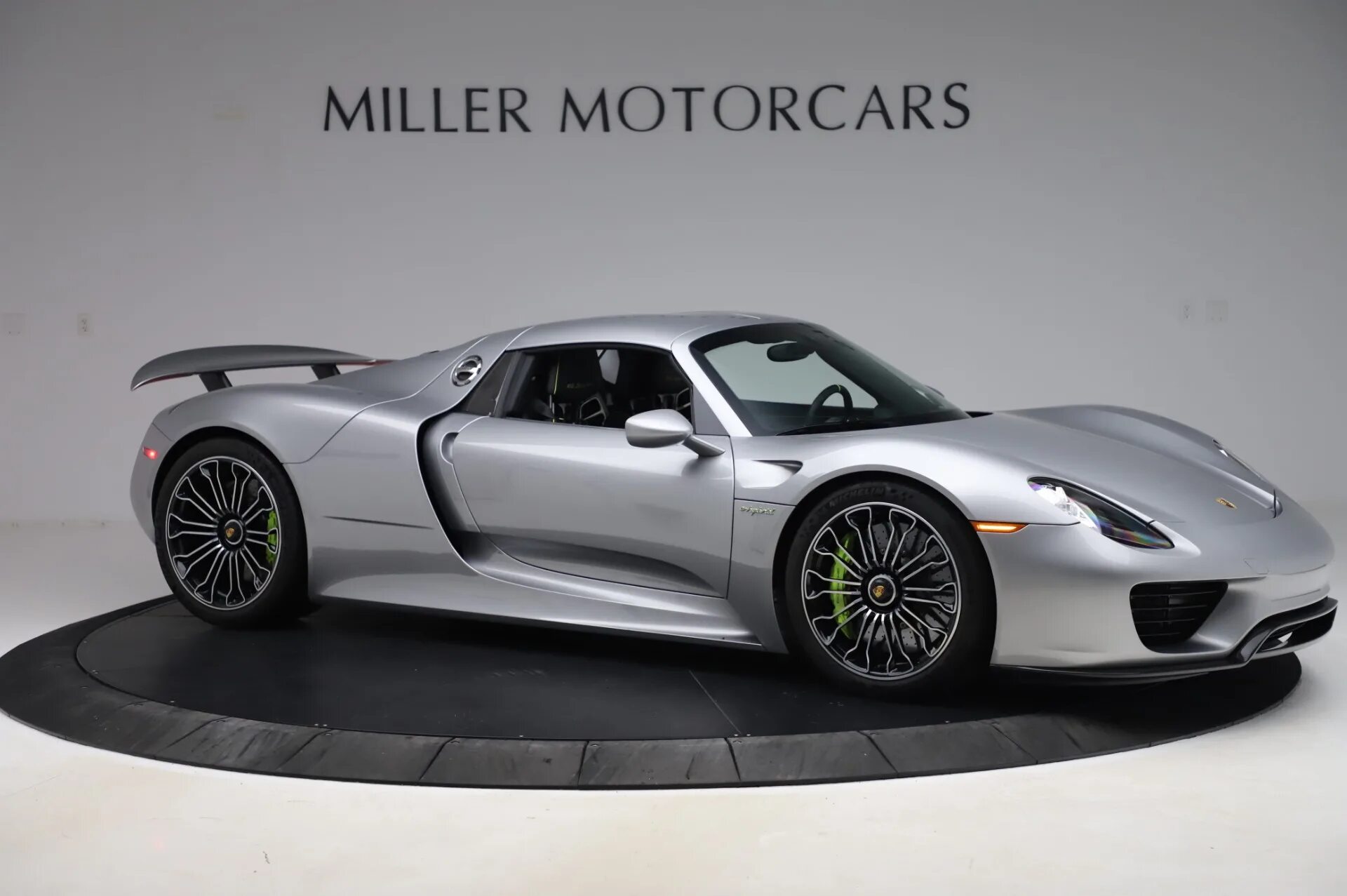 Porsche 918 цены. Порше 918 Спайдер. Порше Спайдер 918 2021. Порше 918 Spyder 2021 сбоку. Порше Спайдер 918 2015.