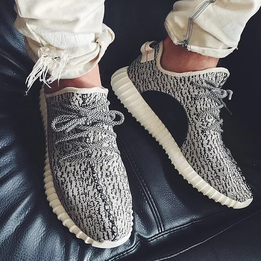 Как зашнуровать изики. Adidas Yeezy Boost. Кроссовки adidas Yeezy Boost. Адидас Yeezy Boost. Adidas Yeezy 350.