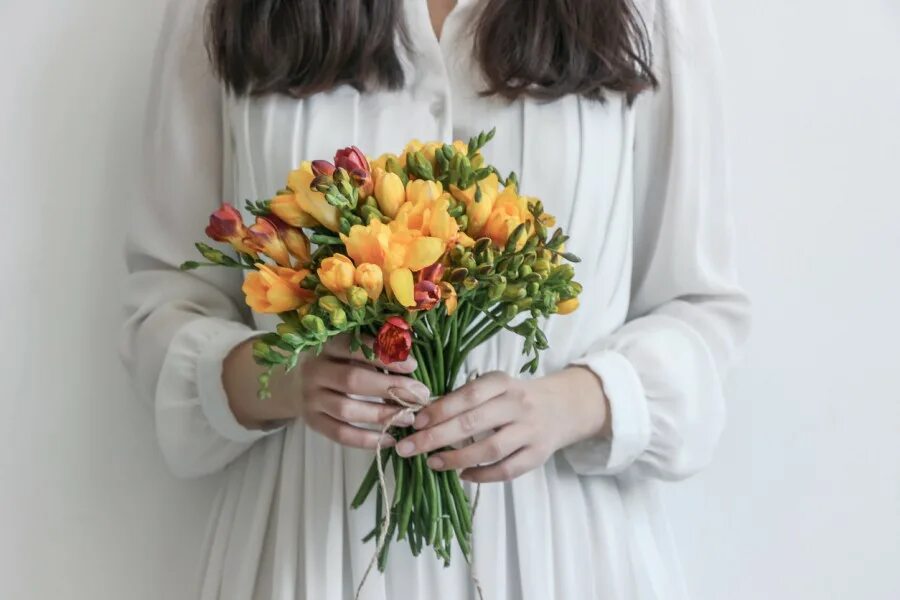 двумя руками цветок. букет в двух руках. букет в двух руках. девушка с букетом тюльпанов. букет в руках.