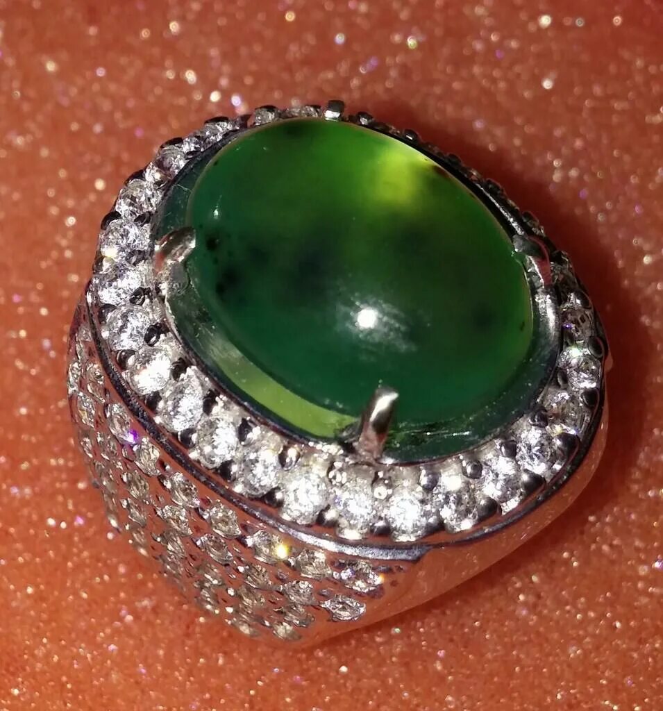 Зелёный самоцвет хризопраз. Изумрудный хризопраз. Хризопраз камень. Зеленый камень в ювелирных изделиях. Хризопраз сочетается.