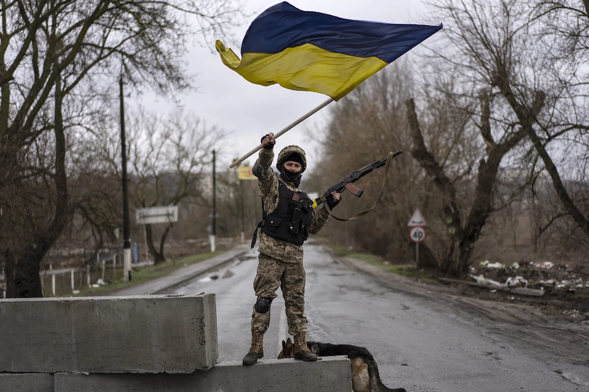 Украинские военные. Украинская армия. Украинский воин. Украинские военные с флагом.