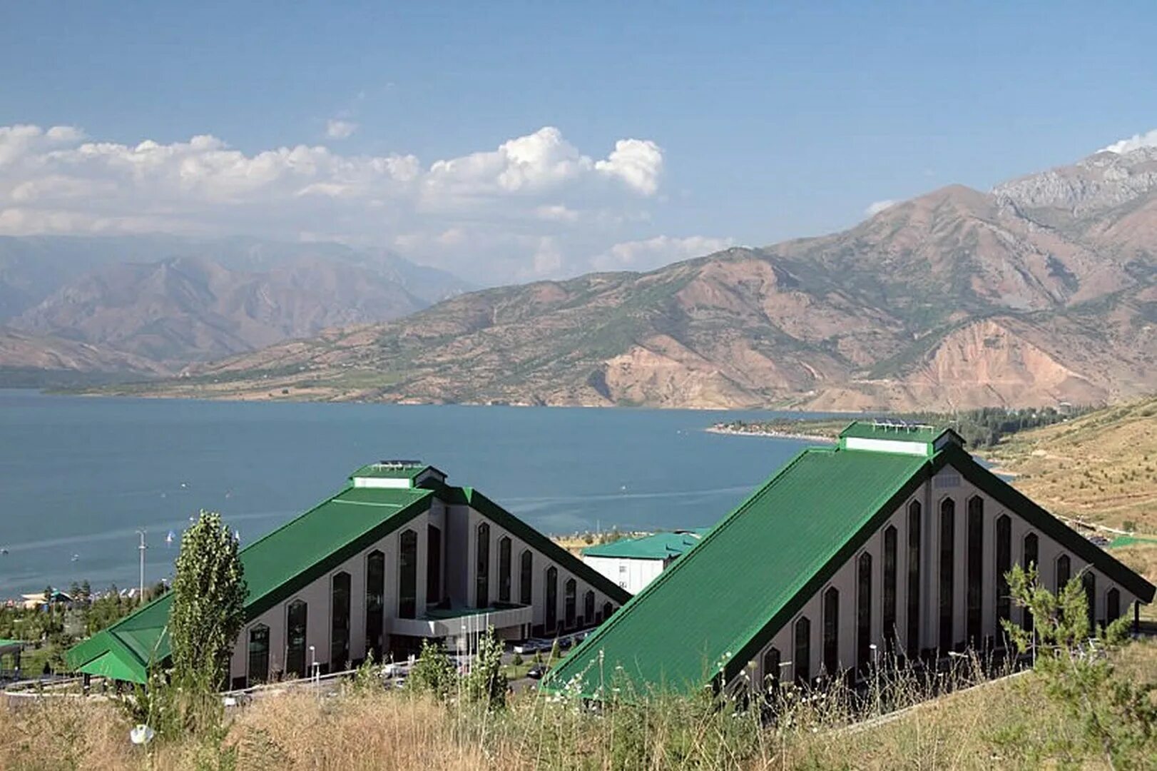 узбекистан пирамиды чарвакское водохранилище. горы ташкент чимган отель. тибет горный санатории узбекистан. водохранилище чарвак в узбекистане. чимган зимой ташкент.