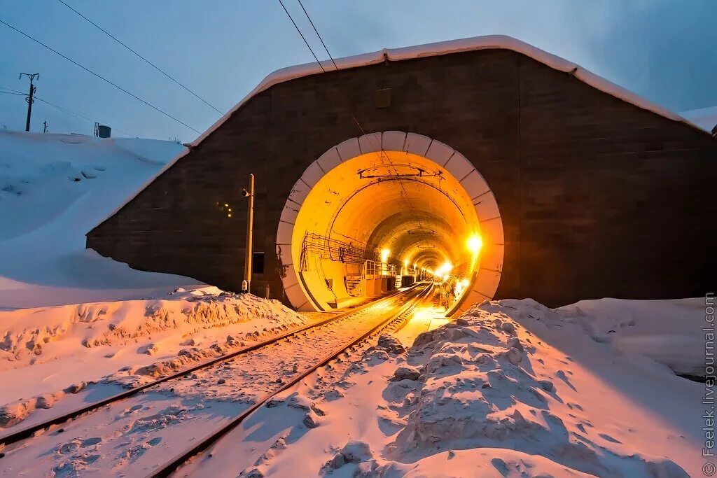 Перед входом в тоннель пассажирского поезда. Томусинский Железнодорожный тоннель. Железнодорожный тоннель Камчик. Северомуйский тоннель. Манский Железнодорожный тоннель.