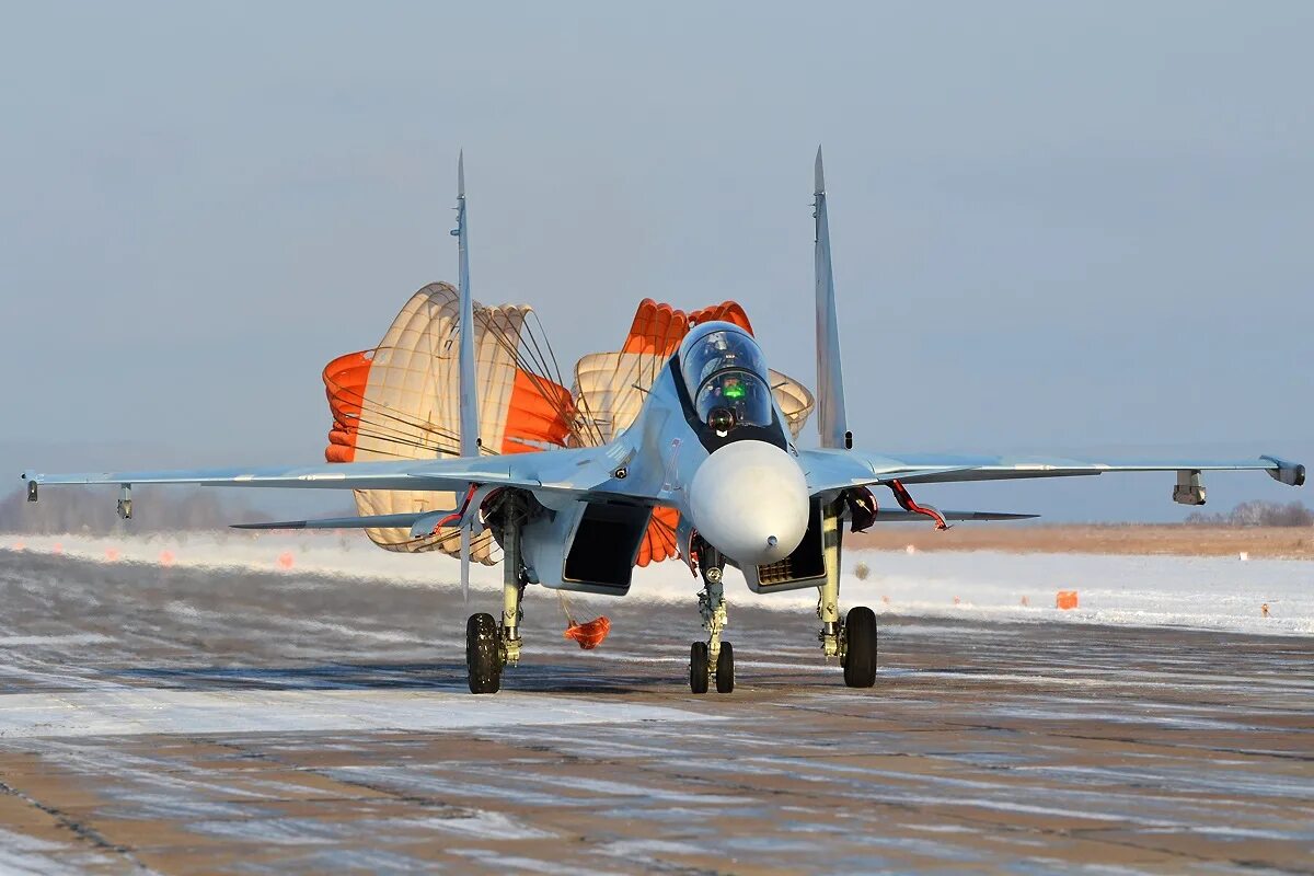 Посадка истребителя. Су-34 парашют. Тормозной парашют Су-25. Тормозной парашют миг 25. Су-34 тормозной парашют.