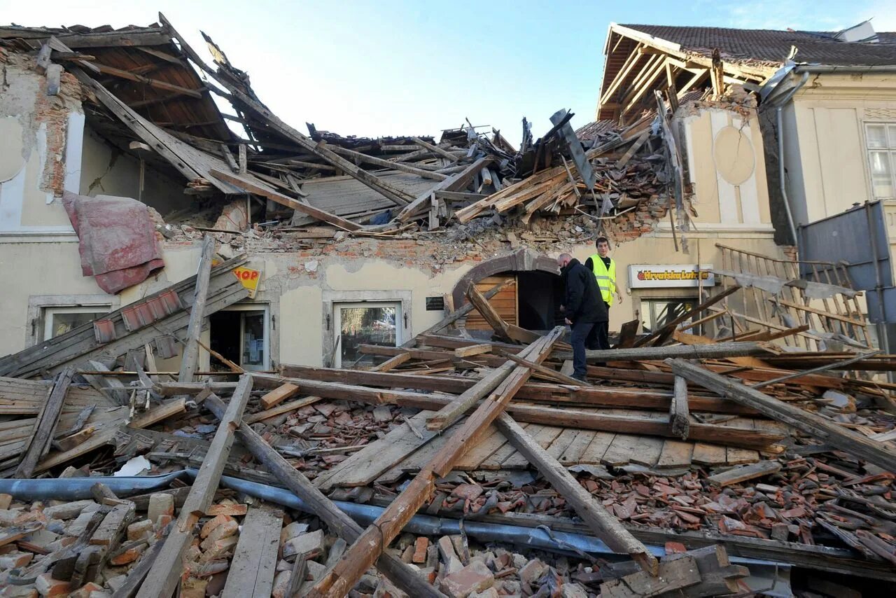 Уничтожающее землетрясение. Землетрясение в Хорватии. Землетрясение в Петрине. Разрушенный хорватский дом.