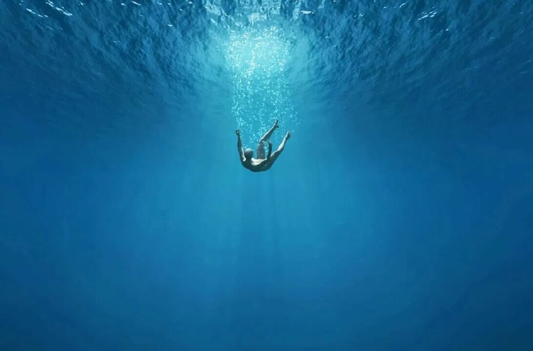 Тонущий человек. Человек под водой. Человек тонет в воде. Бездна океана.