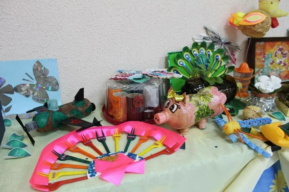 Чудеса для детей из ненужных вещей. Поделки из ненужных вещей. поделки из ненужного материала. вторая жизнь вещей поделки. поделки из ненужных вещей для детей.