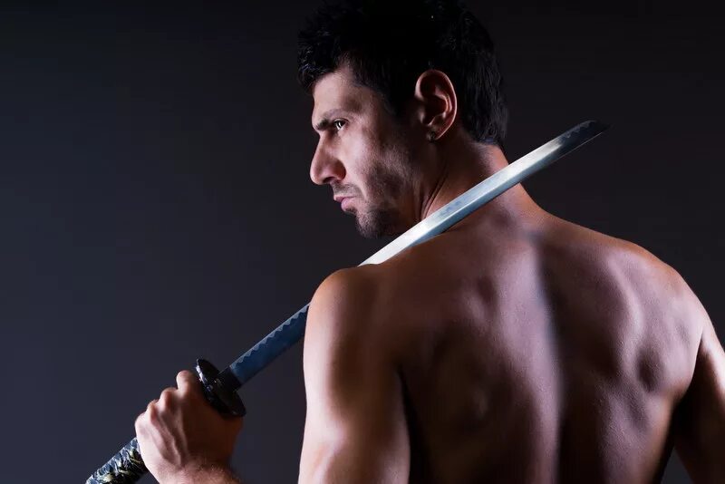 человек с катаной в руках. не судите пацанов катаны без номеров. не судите пацанов катаны без номеров. самурай со спины. ваз 2114 бункер.