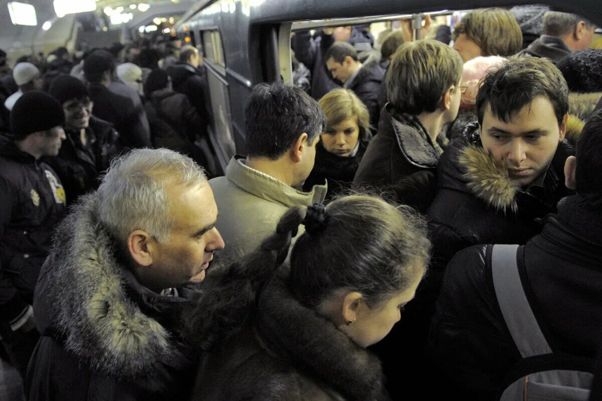 Московское метро час пик. Час пик в метро в Москве. ЧАСПИК В Московском метро. Толпа в метро.