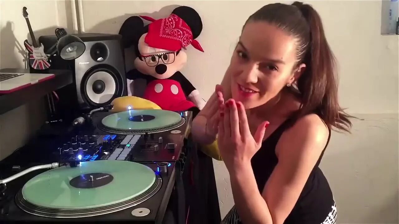 Леди диджей. Маленькая девочка диджей. Диджей Lady Style. DJ Lady Angie.