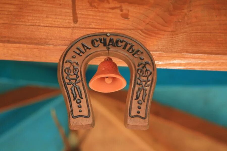 Подкова над дверью. Как правильно вешать подкову на счастье. Как правильно повесить подкову. Как правильно повесить подкову. Как правильно вешать потковы.