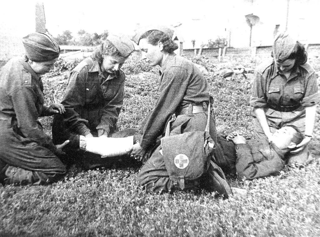 Врачи во время великой отечественной. Санинструктор в годы ВОВ. Санинструкторы Великой Отечественной войны женщины. Женщины санинструкторы в годы ВОВ. Санинструктор РККА 1941.