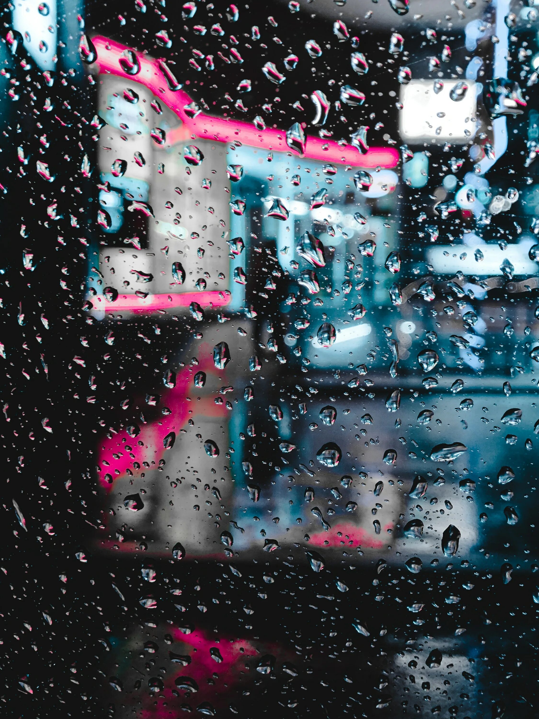 Капли на стекле. Дождь на стекле. Капли дождя на стекле. Розовые капли на стекле.