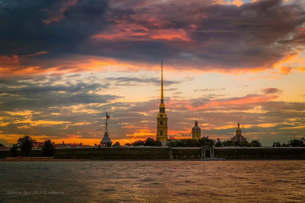Петербург петропавловская крепость фото. Петропавловская крепость в санкт-петербурге. санкт-петербург вид на петропавловскую крепость. петропавловский собор вид с невы. река нева в санкт-петербурге вид на петропавловку.