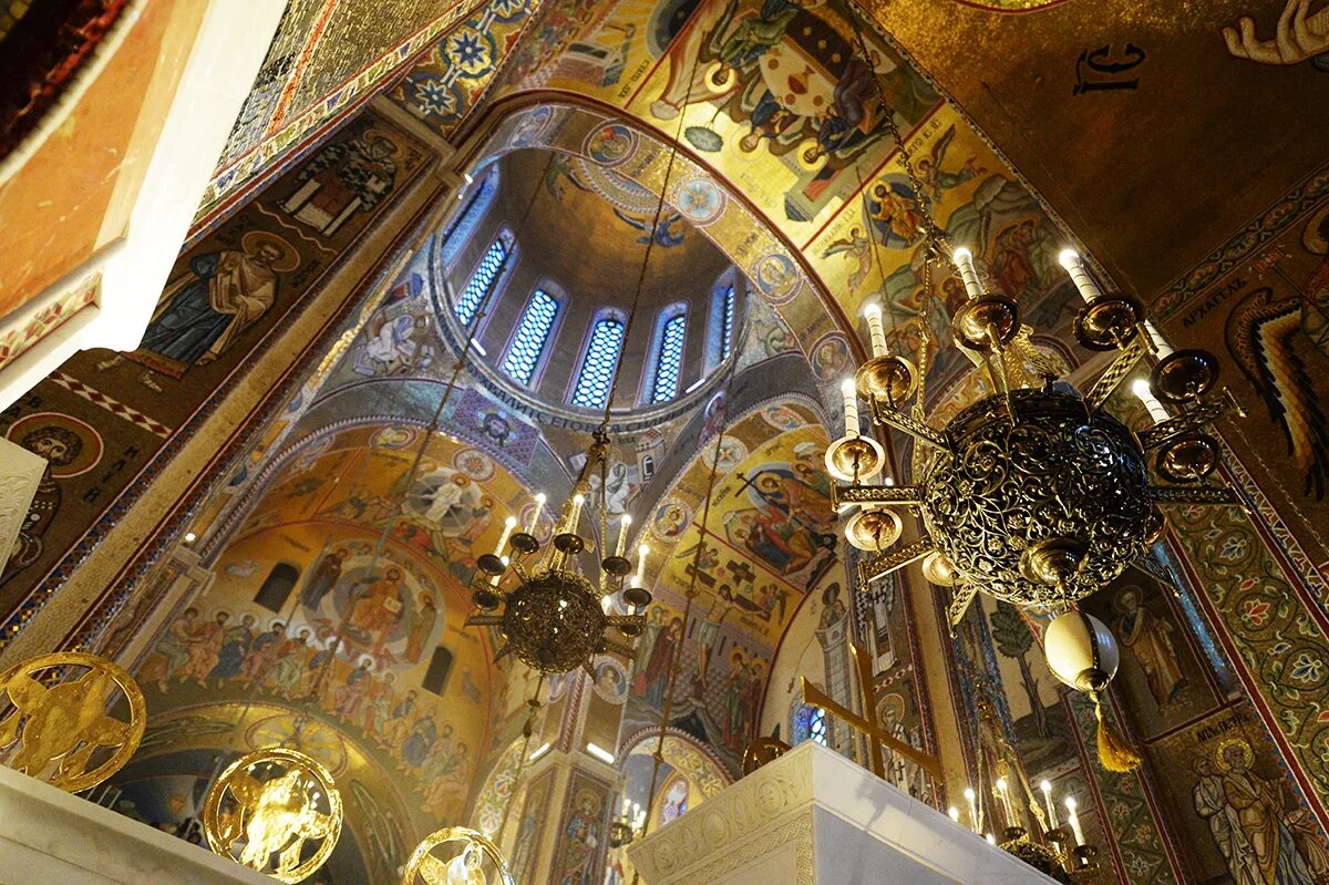 храм покрова пресвятой богородицы в ясеневе. богослужение в храме в ясенево. церковь в ясенево покров пресвятой богородицы. димитрий. внутренняя часть храма покрова пресвятой богородицы в ясеневе.