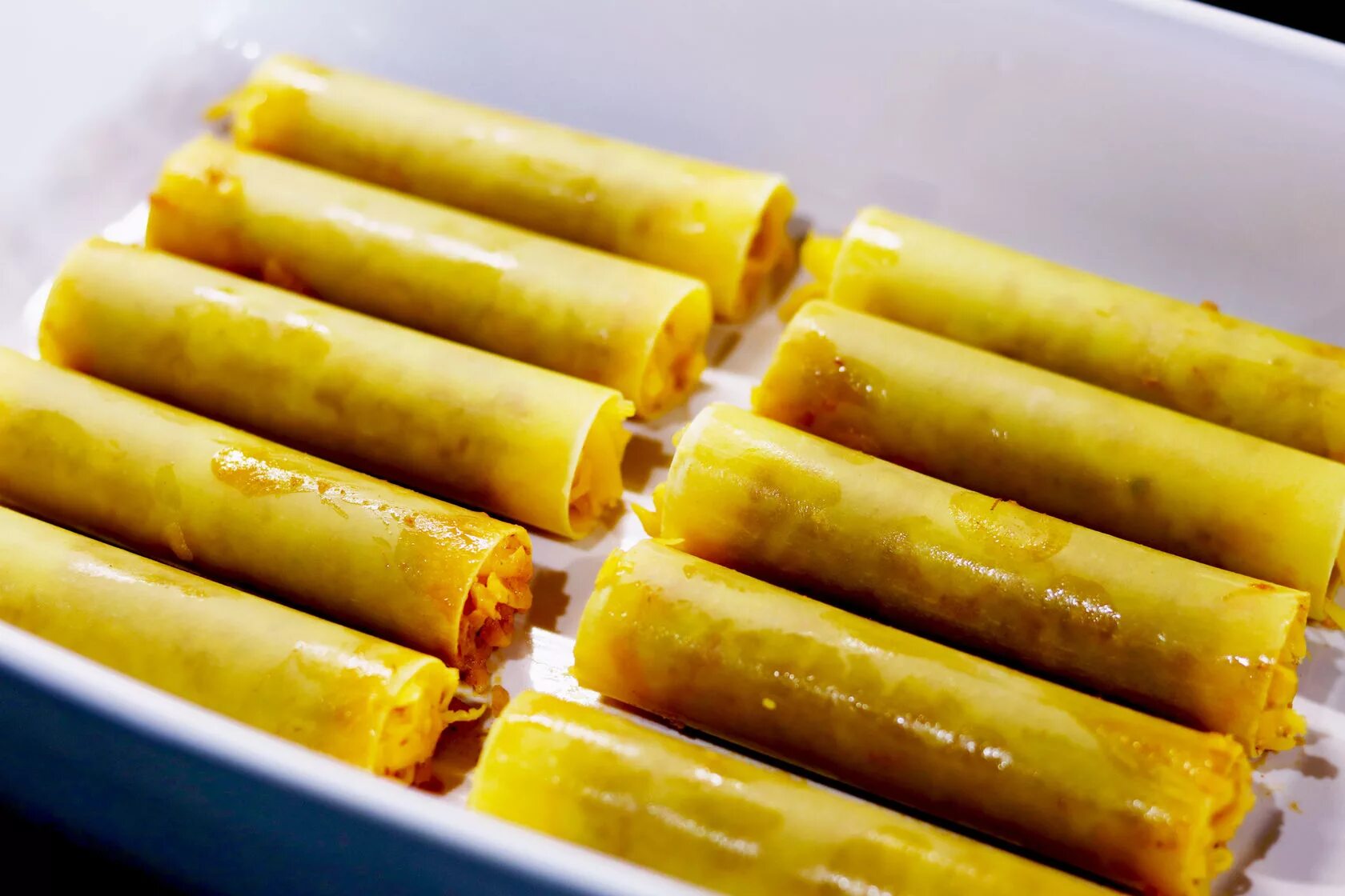 Фаршированные трубочки рецепт. Трубочки Cannelloni. Макароны трубочки каннеллони. Макароны трубочки фаршированные каннеллони. Фаршированные макароны трубочки с фаршем.