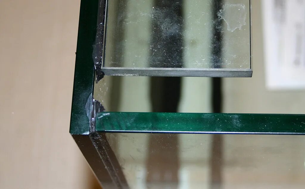 аквариум швы. шов аквариума. силикон для склейки аквариума из стекла. стык стекла. шов аквариума.