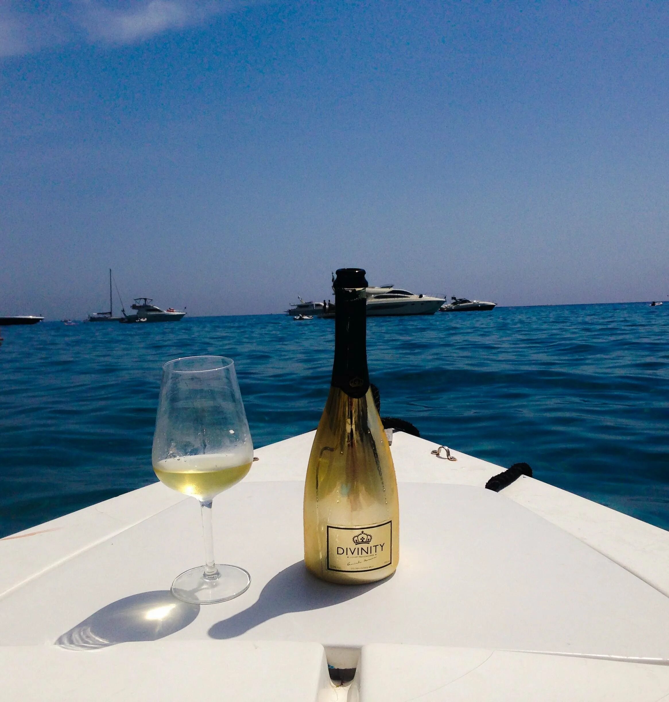 More champagne please. Шампанское на море. Шампанское на яхте. Вино и море. Яхта с шампанским.